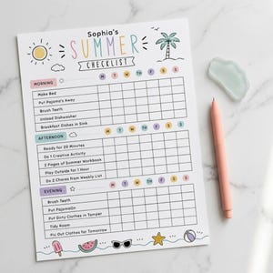 Op de afbeelding: Een zomerchecklist getiteld "Sophia's Summer Checklist" met zomerillustraties. De checklist bevat ochtend-, middag- en avondactiviteiten. Een roze pen en een lichtgroen decoratief item liggen naast de checklist. De afmetingen zijn in cm.