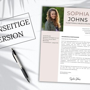 Pu&ograve; includere: Un modello di curriculum vitae con la fotografia di una persona, il nome Sophia Johns, i dettagli di contatto e una lettera di presentazione. Una penna nera e argento si trova accanto al documento, etichettato con il testo EINSEITIGE VERSION.