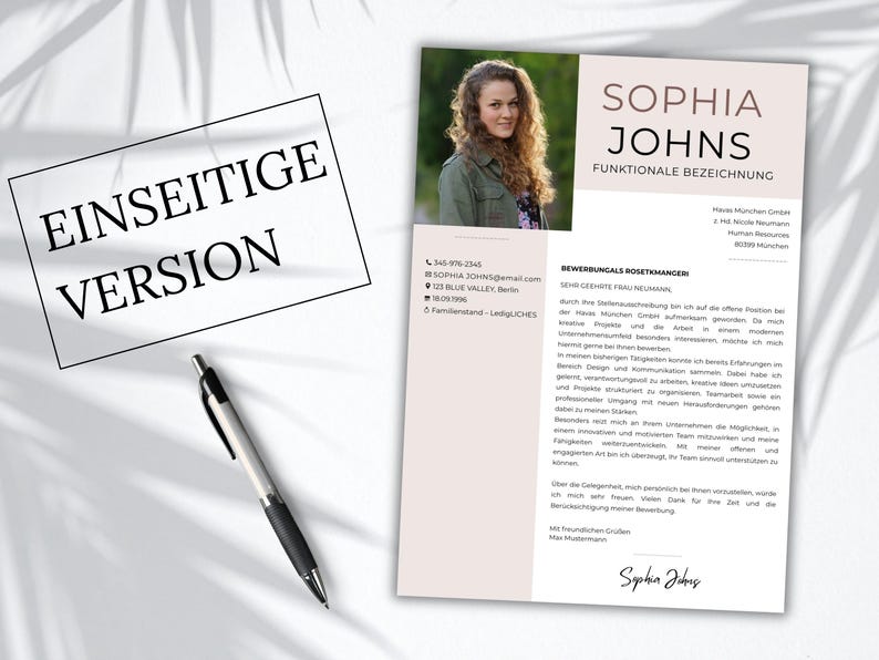 Pu&ograve; includere: Un modello di curriculum vitae con la fotografia di una persona, il nome Sophia Johns, i dettagli di contatto e una lettera di presentazione. Una penna nera e argento si trova accanto al documento, etichettato con il testo EINSEITIGE VERSION.