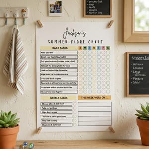 Puede incluir: Un cuadro de tareas titulado "Summer Chore Chart de Jackson" con tareas diarias y semanales. El cuadro incluye una lista de tareas con casillas de verificaci&oacute;n para cada d&iacute;a de la semana. Tambi&eacute;n se ve una foto familiar y una lista de compras.