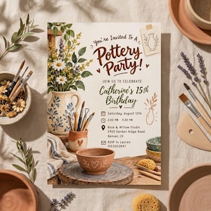 Puede incluir: Una tarjeta de invitación rectangular para una fiesta de cerámica que celebra el 15º cumpleaños de Catherine. El diseño presenta ilustraciones de una jarra de cerámica con flores, herramientas de alfarería y un cuenco. Incluye fecha, hora y lugar.