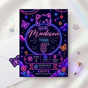 Może przedstawiać: Zaproszenie urodzinowe w stylu neonowym na ciemnym tle z jasnymi różowymi i niebieskimi grafikami kota, motyli, gwiazd i chmur. Tekst brzmi Hello Madison Turns 8, wraz ze szczegółami dotyczącymi daty, godziny i miejsca wydarzenia.