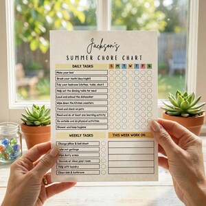 Puede incluir: Un cuadro de tareas de verano beige titulado "Jackson's Summer Chore Chart" con tareas diarias y semanales. El cuadro incluye tareas como hacer la cama, cepillarse los dientes y limpiar la habitaci&oacute;n. El cuadro est&aacute; en manos de una persona.