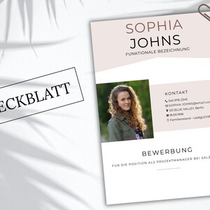 Pu&ograve; includere: Un modello di copertina per curriculum con il nome Sophia Johns, una foto segnaposto, dettagli di contatto e il testo Deckblatt e Bewerbung f&uuml;r die Position als Projektmanager bei Salzgitter, arricchito da una graffetta.
