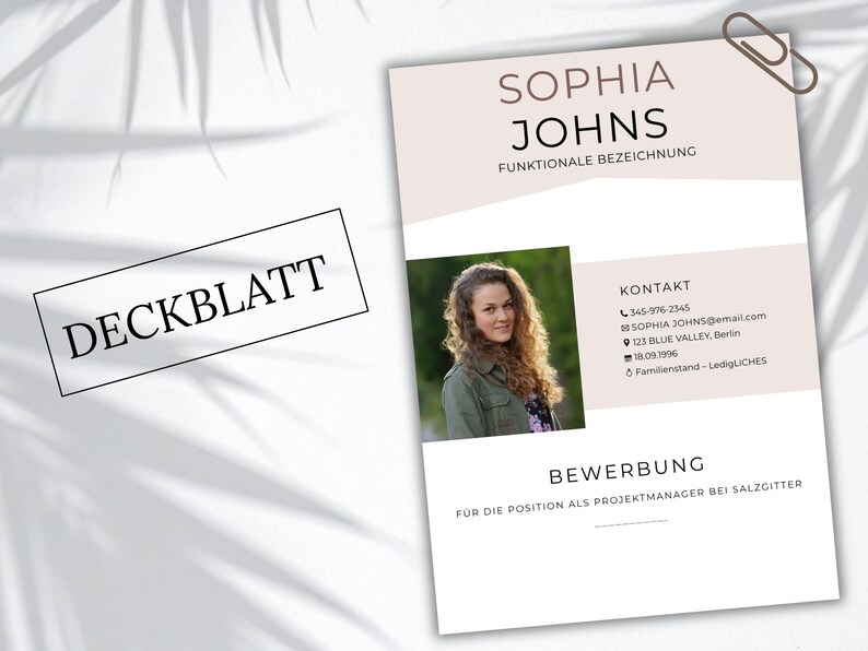 Pu&ograve; includere: Un modello di copertina per curriculum con il nome Sophia Johns, una foto segnaposto, dettagli di contatto e il testo Deckblatt e Bewerbung f&uuml;r die Position als Projektmanager bei Salzgitter, arricchito da una graffetta.