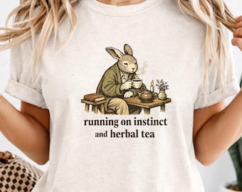 Läuft auf Instinkt und Kräutertee T-Shirt, gemütliches Häschen-Tee-Liebhaber-T-Shirt, süßes Cottagecore-Kaninchen-Shirt, Vintage Hygge Ästhetik-T-Shirt