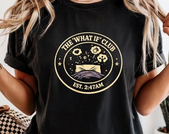 Das What If Club Est 2:47 T-Shirt, lustiges Angst Humor T-Shirt, Late Night Gedanken Shirt, Overthinking Insomnia Grafik T-Shirt