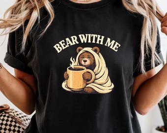 Bär mit mir T-Shirt, süßes müdes Bärnkaffee T-Shirt, lustiges introvertiertes Shirt, gemütliches ästhetisches Tier T-Shirt, Cottagecore Bär T-Shirt