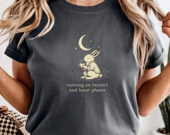 Laufen auf Instinkt und Mondphasen T-Shirt, süßes Mond Kaninchen T-Shirt, gemütliche Nachtästhetik Shirt, Cottagecore Häschen Grafik