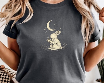 Mondschein Tee Häschen T-Shirt, gemütliches Cottagecore Kaninchen Shirt, himmlisches Häschen Grafik T-Shirt, wunderliches Mondkaninchen T-Shirt, süßes mystisches Tier T-Shirt
