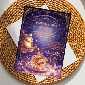 Puede incluir: Tarjeta de invitación a una fiesta de té del Día de la Madre. La tarjeta presenta una tetera vertiendo té en una taza, con el texto "Estás cordialmente invitado a una fiesta de té del Día de la Madre".