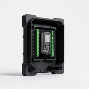 Könnte beinhalten: Ein schwarzes elektronisches Gehäuse mit einer darin sichtbaren Leiterplatte. Die Leiterplatte hat grüne Anschlüsse und einen zentralen Prozessor. Das Gehäuse hat eine rechteckige Form mit strukturierter Oberfläche und ist für elektronische Bauteile konzipiert.