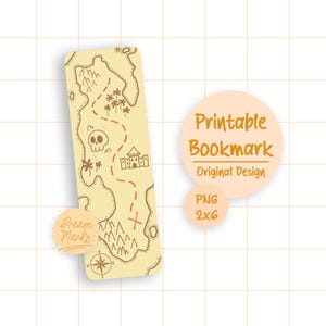 Op de afbeelding: Een beige bladwijzer met een schatkaartontwerp, met een schedel, kasteel en palmbomen. De tekst "Printable Bookmark Original Design" staat op een perzikkleurige cirkel. De bladwijzer is 5 x 15 cm.