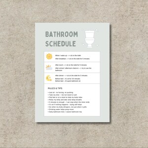 Può includere: Una stampa di programma del bagno verde chiaro con le parole "Bathroom Schedule" in alto. Il programma include i momenti per sedersi sul water, con regole e suggerimenti qui sotto. La stampa ha uno sfondo beige chiaro.