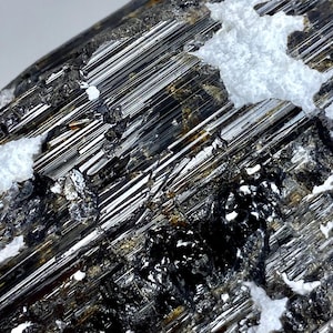 113 gram unik naturlig Schorl Var svart turmalin med albit fältspatprov @PAKISTAN mineralsamlare/steg-för-steg-bildning