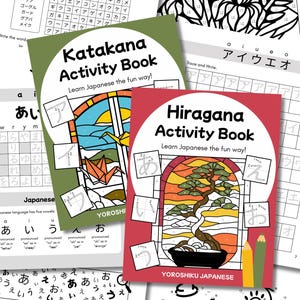 Könnte beinhalten: Zwei japanische Sprachübungsbücher mit Einbänden, die Buntglasillustrationen eines Origami-Kranichs und eines Bonsai-Baums zeigen. Die Bücher tragen die Titel Katakana Activity Book und Hiragana Activity Book sowie den Text Learn Japanese the fun way.