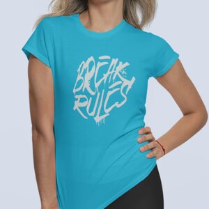 Design-T‑Shirt – Feminine Fit – BREAK RULES – Premium-Baumwolle