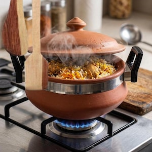 Made in India Clay Pot for Cooking, 2 litres, free  Wooden Flip/Spatula |  Handcrafted Cookware | Handi  Pot | Ideal for Veg and Non-Veg