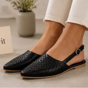 Könnte beinhalten: Schwarze, gewebte Leder-Ballerinas mit spitzer Zehenpartie und Fersenriemen. Die flachen Schuhe haben einen niedrigen Absatz und einen Schnallenverschluss. Das Design ist ein geflochtenes Muster.