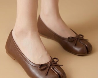 Handgemaakte dames bruine zachtleren tabi-balletschoenen, platte platte schoenen met strik, instappumps