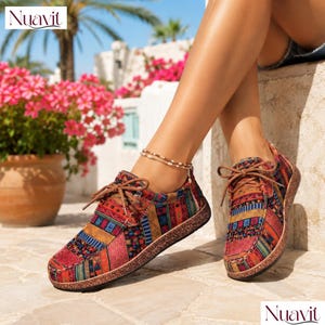 Può includere: Un paio di scarpe da ginnastica basse con un vivace motivo patchwork multicolore nei toni del rosso, arancione, giallo, blu e nero. Le scarpe presentano lacci marroni, punta arrotondata e una suola marrone testurizzata e maculata con logo Nuavit.