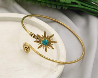 Pulseira de braço com pingente de sol, pulseira de latão para a parte superior do braço, bracelete turquesa, pulseira de braço boho ajustável, joia celestial com pingente de sol.