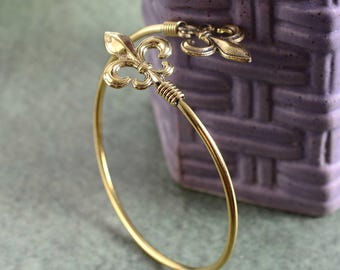 Pulsera chapada en oro con flor de lis - Joyería ajustable de latón hecha a mano