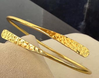 Hamrad mässingsmanschett för överarmen, justerbart wraparmband, minimalistiska armbandssmycken