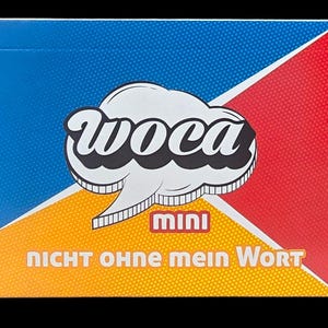 Könnte beinhalten: Eine Schachtel mit farbenfrohem Design, die das Wort "woca" in einer Sprechblase zeigt. Der Hintergrund ist in blaue, rote und gelbe Abschnitte unterteilt. Der Text "mini" und "NICHT OHNE mein WORT" sind ebenfalls vorhanden.