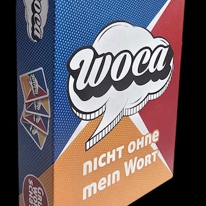 Könnte beinhalten: Eine handgefertigte Keramik-Tasse mit einer gesprenkelten, cremefarbenen Glasur. Die Tasse hat einen breiten, abgerundeten Körper und einen stabilen Henkel. Der Innenraum ist in einem dunkleren, erdigen Ton gehalten. Die Tasse ist etwa 10 cm hoch.
