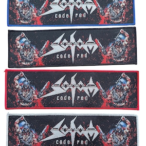 Könnte beinhalten: Vier rechteckige Aufnäher mit dem Bandnamen "Sodom" und dem Text "code red". Jeder Aufnäher zeigt eine Grafik einer Figur mit einer Waffe und einem roten und schwarzen Hintergrund. Die Aufnäher haben blaue, schwarze, rote und graue Ränder.