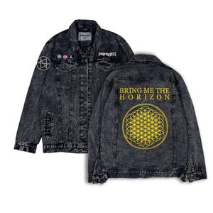 Peut inclure: Veste en jean délavée à l'acide avec plusieurs écussons et le texte "Bring Me The Horizon" au dos. La veste présente un écusson pentagramme, un petit écusson drapeau et le logo "FRI PROJECT".