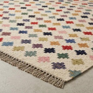 Tappeto Kilim color crema tessuto a mano: motivo geometrico a croce arcobaleno colorato per stanza dei giochi/cameretta dei bambini