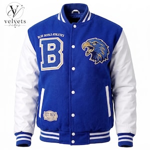 Puede incluir: Una chaqueta universitaria azul con mangas blancas, que presenta una letra B grande, el texto BLUE DEVILS ATHLETICS, un parche de cabeza de águila y un parche más pequeño que dice EST. 1924 TRADITION. La chaqueta tiene cierre de botones a presión y puños acanalados a rayas.