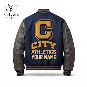 Giacca da college personalizzata, modello bomber City Athletics blu navy e oro, con toppa personalizzata con nome e lettera in ciniglia.