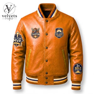 Op de afbeelding: Een bruinleren varsity-jack met een drukknoopsluiting en gestreepte geribbelde boorden bij de kraag, mouwen en zoom. Het jack is voorzien van geborduurde patches zoals City League Champion, East Coast Conference Winner, All-Star MVP en 3x Gold Medalist.