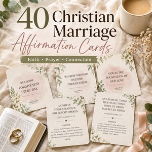Pode incluir: Um conjunto de 40 cartões de afirmação para o casamento cristão com bordas florais e texto impresso, incluindo "We choose forgiveness every day" e "God is the foundation of our love" em papel cor de creme.