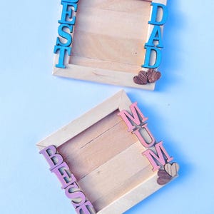 Imán de madera para nevera con foto para mamá y papá / Rústico / Portanotas / Regalos y recuerdos de 7,6 x 7,6 cm / Color rosa y azul