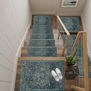 Può includere: Un set di gradini per scale e tappeto abbinato con un motivo turchese e ruggine. I gradini sono installati su una scala in legno con un corrimano in legno. Ciabatte bianche sono posizionate sul tappeto.