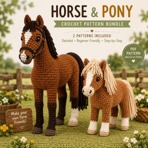 Puede incluir: Un paquete de patrones de crochet con un caballo y un pony. El caballo y el pony de ganchillo marrón y blanco están de pie sobre hierba verde. El texto "HORSE & PONY CROCHET PATTERN BUNDLE" está en la parte superior de la imagen. El texto "Make your own farm friends!" está en un letrero de madera.