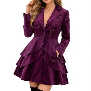 Puede incluir: Un juego de tres tazas de cerámica con acabado mate moteado. Las tazas son de color crema, gris claro y gris oscuro. Cada taza tiene un diseño simple y minimalista.