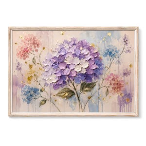 Könnte beinhalten: Ein rechteckiges gerahmtes Gemälde mit einer großen, strukturierten Impasto-Hortensienblüte in Lila-, Lavendel- und Weißtönen. Der Hintergrund zeigt aquarellartige Waschungen in Rosa und Blau mit verstreuten Blattgoldakzenten und grünen Blättern.