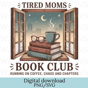 Op de afbeelding: Illustratie van een open raam met uitzicht op een nachtelijke hemel, een maan en silhouetten van de stad. Een stapel boeken, een bril en een dampende mok koffie staan op de vensterbank. Tekst luidt "Tired Moms Book Club" en "Running on coffee, chaos and chapters."