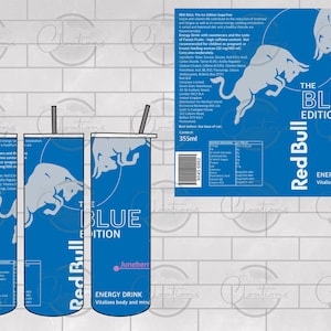 Könnte beinhalten: Ein blauer zylindrischer Becher mit einem Red Bull The Blue Edition Juneberry Grafikdesign. Der Aufdruck enthält zwei silberne Stiersilhouetten, Nährwertangaben, einen Strichcode und den Text Red Bull Energy Drink Vitalizes body and mind.