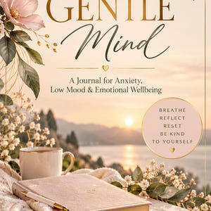 Op de afbeelding: Een dagboek getiteld A GENTLE Mind: A Journal for Anxiety, Low Mood & Emotional Wellbeing. De kaft is lichtroze met gouden tekst, een gouden pen en een witte mok. Een cirkelvormige badge bevat de tekst BREATHE REFLECT RESET BE KIND TO YOURSELF.