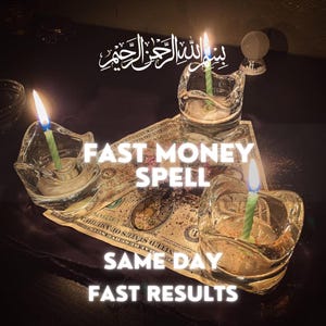 Puede incluir: Tres portavelas de cristal transparente con velas de color verde claro, cada una con una llama encendida, dispuestas alrededor de un billete de un dólar estadounidense. El texto "FAST MONEY SPELL SAME DAY FAST RESULTS" y caligrafía árabe están superpuestos.