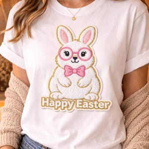 Könnte beinhalten: Eine weiße Keramik-Tasse mit schwarzem Henkel und dem Text "But First, Coffee" in handschriftlichem Stil. Die Tasse steht auf einer weißen Oberfläche. Die Tasse ist 10 cm hoch.