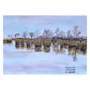 Può includere: Dipinto ad acquerello di un paesaggio con uno specchio d'acqua che riflette alberi e vegetazione. L'opera d'arte include il testo "EuroTourArt by Yannis" e "Kiszombor Hungary by Yannis". La tavolozza dei colori presenta blu, verdi e marroni tenui.