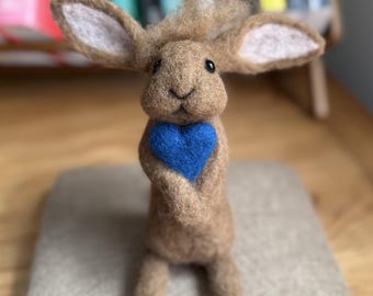 Coniglio a forma di cuore blu trapuntato (7,5") – Coniglio in lana infeltrita ad ago