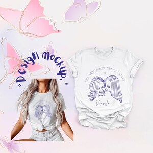 Puede incluir: Camiseta blanca con un dibujo lineal azul de dos mujeres y el texto "UNA VIDA DONDE NUNCA FALTES TU Vínculo". El diseño tiene una estética suave y femenina. Mariposas rosas y moradas en el fondo.